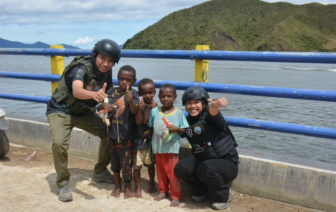 Sentuhan Humanis Personel Satgas Ops Damai Cartenz Bersama Masyarakat dan Anak-Anak di Paniai 1 Sentuhan Humanis Personel Satgas Ops Damai Cartenz Bersama Masyarakat dan Anak-Anak di Paniai