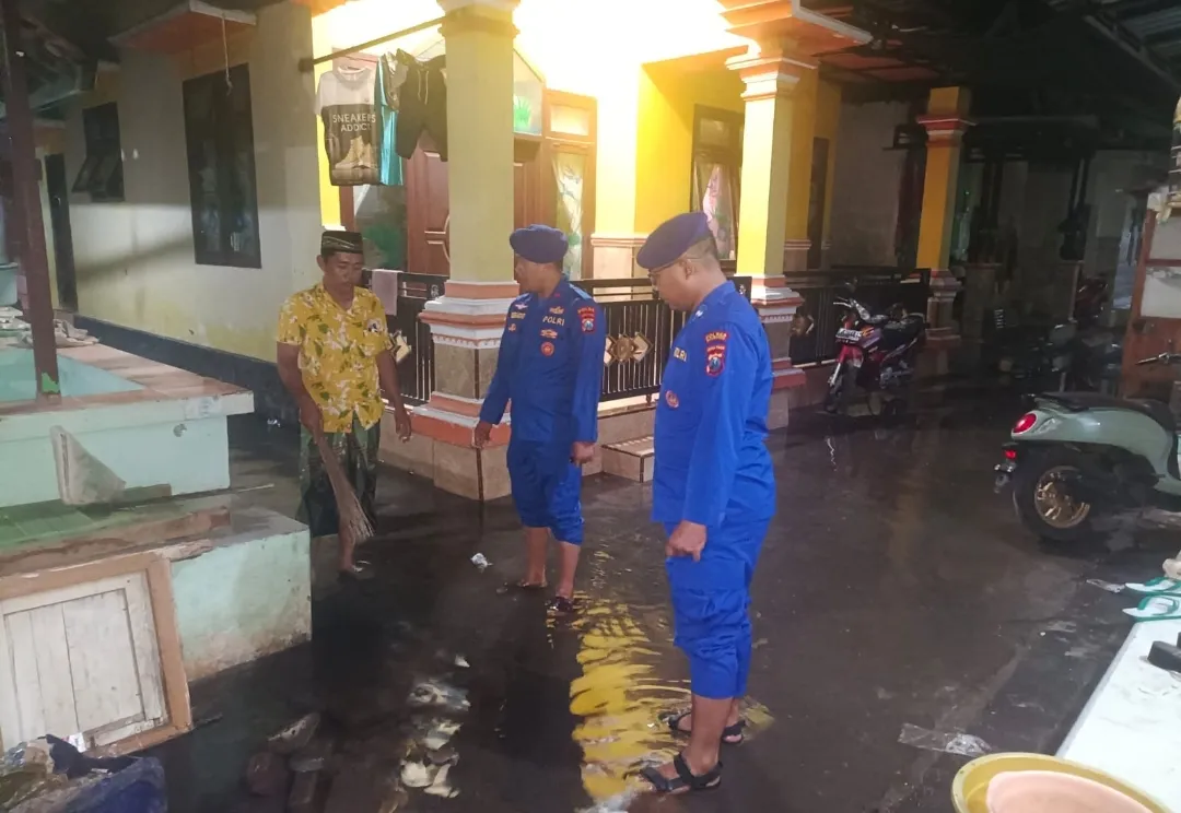 Polisi Ajak Warga Pesisir Situbondo Jaga Kebersihan Lingkungan dan Waspada Banjir Rob