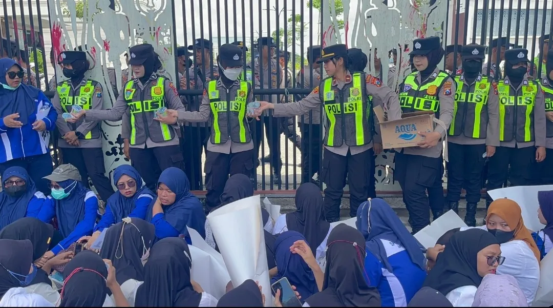 Aksi Humanis: Polwan Bojonegoro Berbagi Air Mineral kepada Massa Unjuk Rasa 1 Aksi Humanis: Polwan Bojonegoro Berbagi Air Mineral kepada Massa Unjuk Rasa