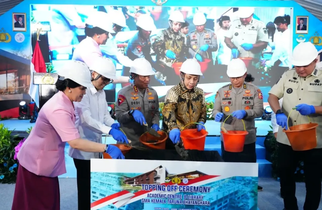 Polri Pertegas Peran Aktif Dalam Astacita Pada Topping off Sekolah, Peresmian Masjid dan Peletakan Batu Pertama Rumah Ibadah di SMA Kemala Taruna Bhayangkara 1 Polri Pertegas Peran Aktif Dalam Astacita Pada Topping off Sekolah, Peresmian Masjid dan Peletakan Batu Pertama Rumah Ibadah di SMA Kemala Taruna Bhayangkara