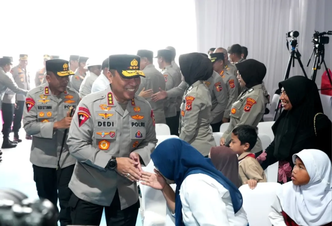 Wakapolri Berikan Santunan dan Bakti Sosial Kepada Warga Sekitar SMA Kemala Taruna Bhayangkara Bogor 1 Wakapolri Berikan Santunan dan Bakti Sosial Kepada Warga Sekitar SMA Kemala Taruna Bhayangkara Bogor