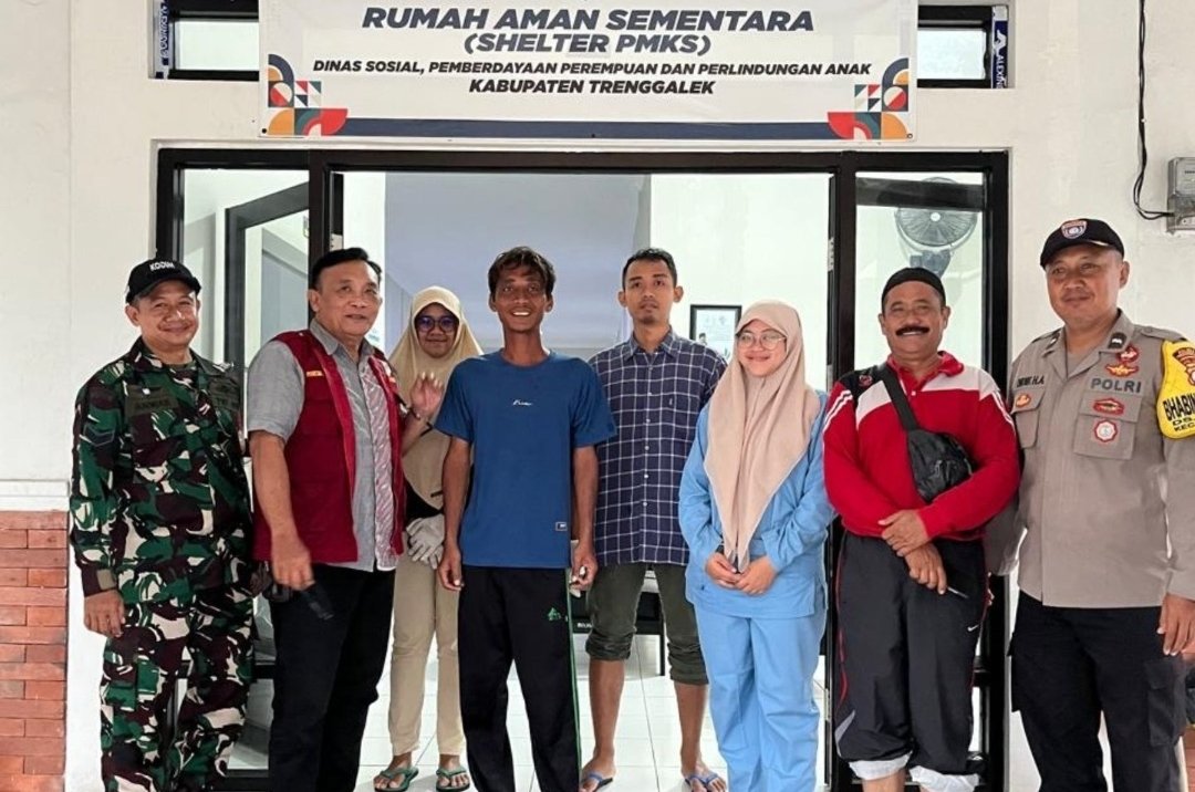 TNI–Polri Evakuasi ODGJ di Trenggalek 1 TNI–Polri Evakuasi ODGJ di Trenggalek