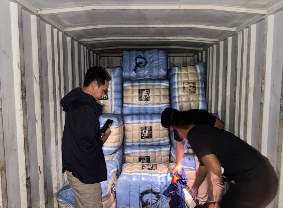 Polisi Bongkar Sindikat Balpres di Jakarta, 207 Bal Pakaian Bekas Impor Disita 1 Polisi Bongkar Sindikat Balpres di Jakarta, 207 Bal Pakaian Bekas Impor Disita