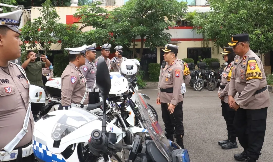 Tekan Angka Laka Lantas, Polres Pelabuhan Tanjung Perak Laksanakan Apel Gelar Pasukan Operasi Zebra Semeru 2025. 1 Tekan Angka Laka Lantas, Polres Pelabuhan Tanjung Perak Laksanakan Apel Gelar Pasukan Operasi Zebra Semeru 2025.
