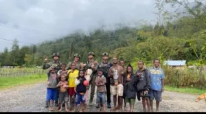 Personel Ops Damai Cartenz Tebar Keceriaan Bersama Anak-Anak di Distrik Bibida, Paniai