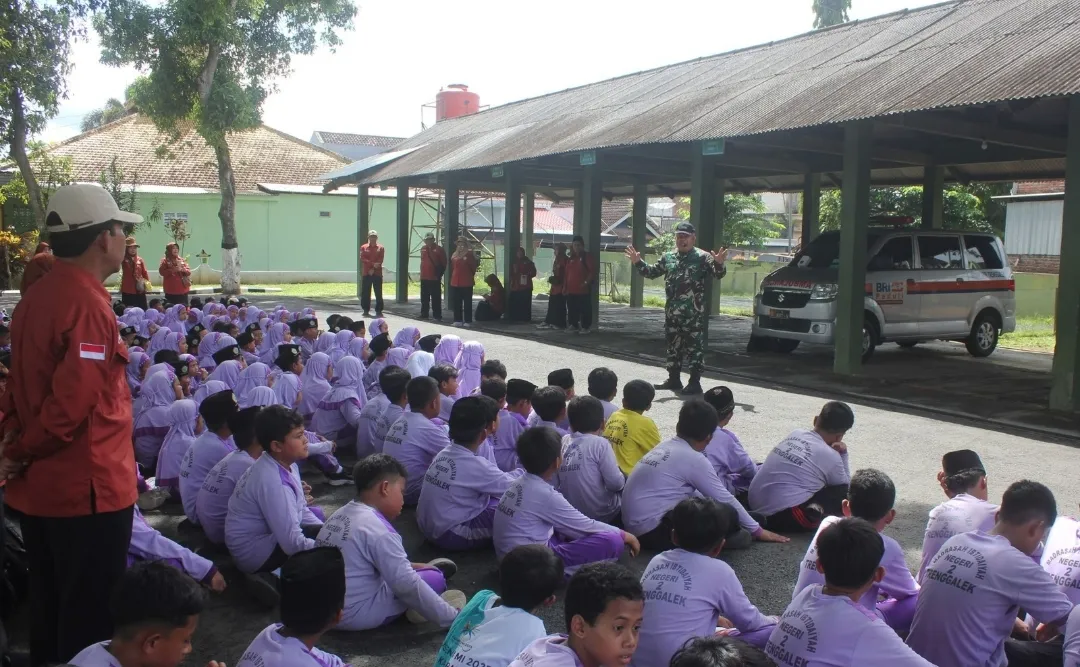 Kodim 0806/Trenggalek Ajak Siswa MI Negeri 2 Kenali Nasionalisme Lewat Outing Class