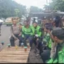 Polres Pelabuhan Tanjung Perak Gandeng Komunitas Ojol, Sosialisasikan Ops Zebra Semeru 2025 di Stasiun Semut
