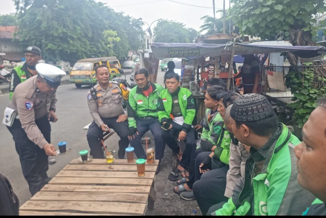 Polres Pelabuhan Tanjung Perak Gandeng Komunitas Ojol, Sosialisasikan Ops Zebra Semeru 2025 di Stasiun Semut