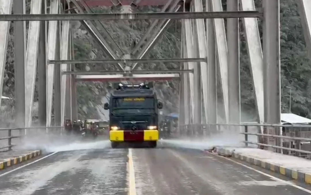 Polres Lumajang Kerahkan Mobil AWC, Bersihkan Sisa Lumpur APG Semeru di Jembatan Besuk Koboan