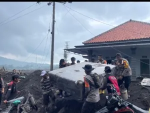 Satbrimob Polda Jawa Timur Perkuat Operasi Kemanusiaan Pasca Erupsi Semeru