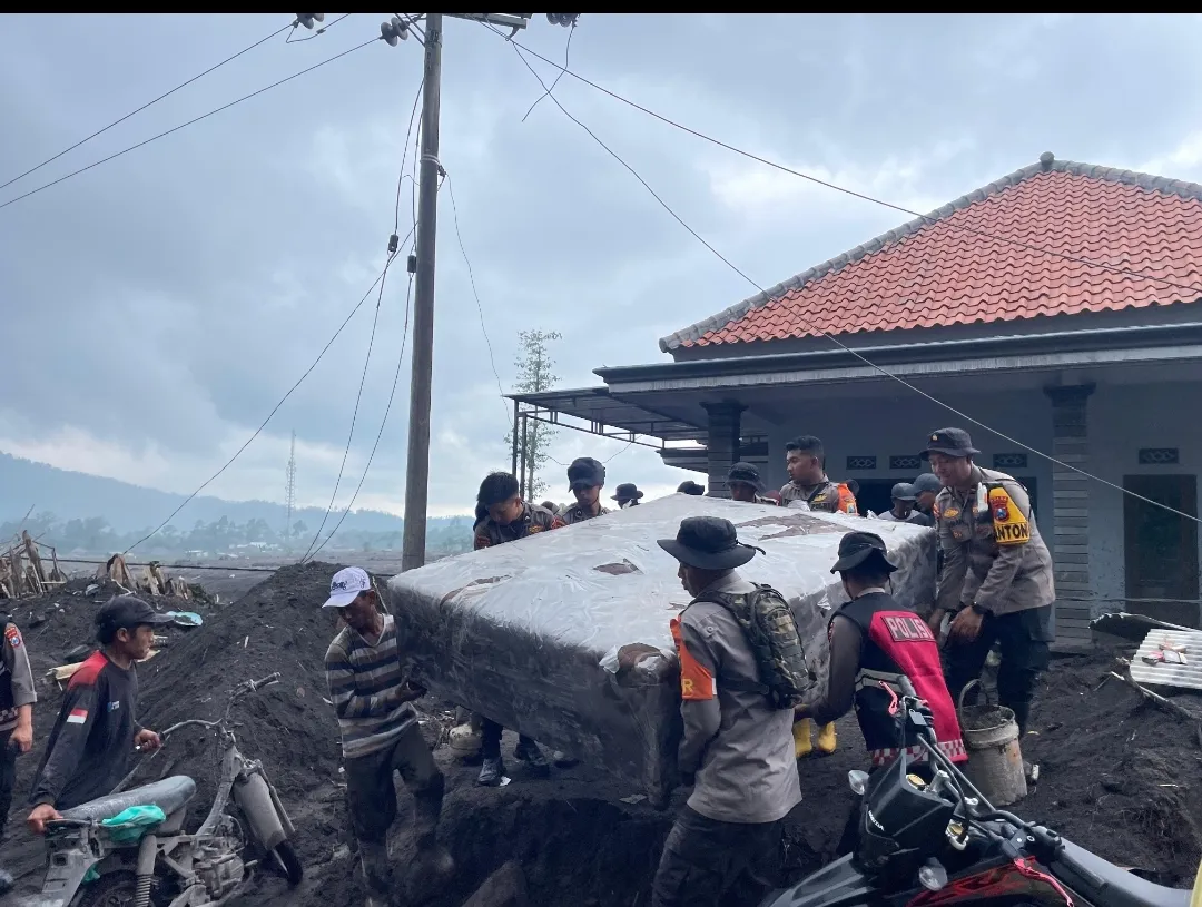 Satbrimob Polda Jawa Timur Perkuat Operasi Kemanusiaan Pasca Erupsi Semeru