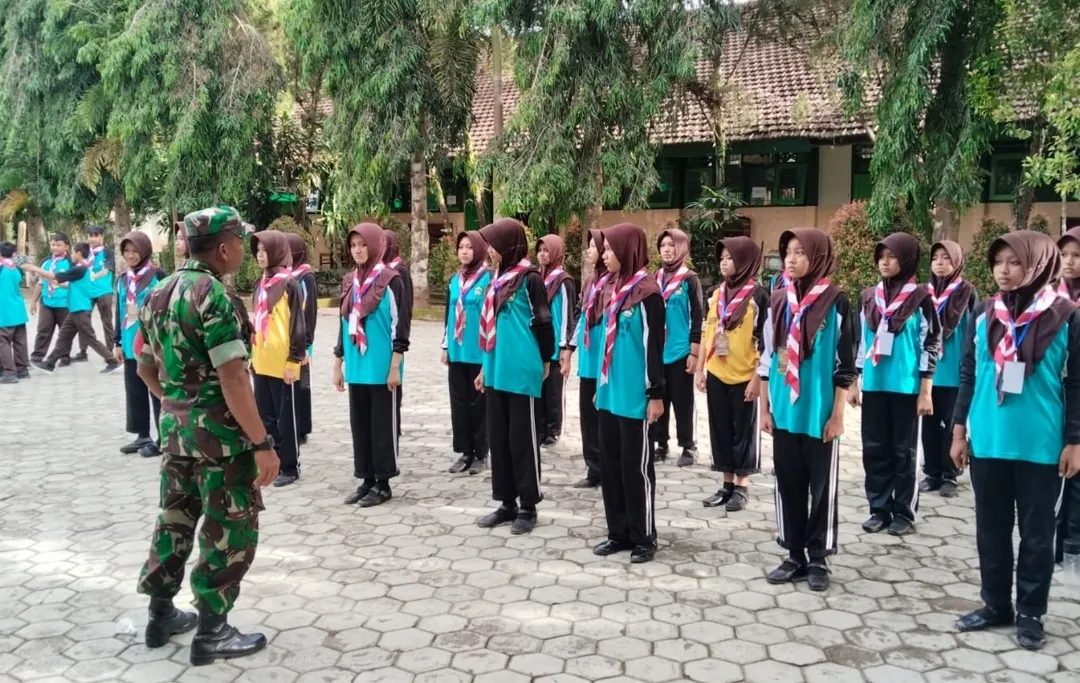 TNI Tempa Disiplin Pelajar SMPN 1 Suruh