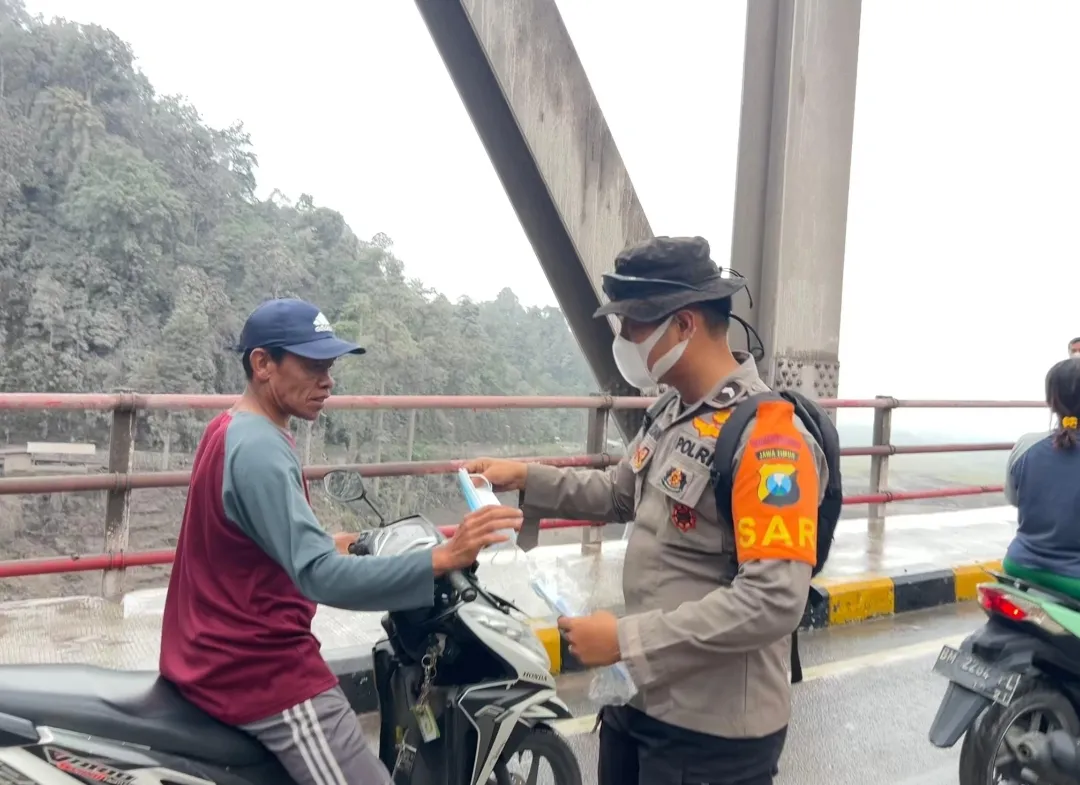Tim SAR Polda Jatim Bagikan Masker ke Warga Terdampak Abu Vulkanik Semeru 1 Tim SAR Polda Jatim Bagikan Masker ke Warga Terdampak Abu Vulkanik Semeru