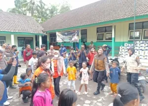 Polda Jatim Berikan Trauma Healing untuk Anak – anak di Pengungsian Dampak Erupsi Gunung Semeru