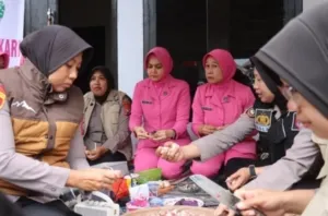 Brimob Polda Jatim Dirikan Dapur Lapangan untuk Warga Terdampak Erupsi Gunung Semeru