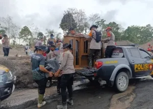 Polda Jatim Bantu Warga Evakuasi Barang Berharga di Tengah Erupsi Gunung Semeru