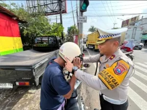 Operasi Zebra Semeru Polresta Malang Kota Bagikan 100 Helm Gratis