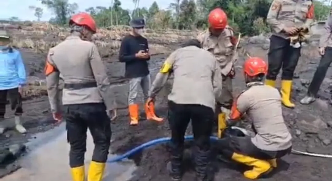 Polda Jatim Bantu Bersihkan Endapan Lahar Dingin Pascaerupsi Gunung Semeru