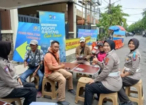 Ditlantas Polda Jatim Ngopi Bareng Warga Sosialisasi Tertib Lalin di Operasi Zebra Semeru