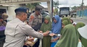 Polisi Berbagi Snack dan Susu untuk Pelajar Terdampak Erupsi Gunung Semeru