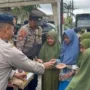 Polisi Berbagi Snack dan Susu untuk Pelajar Terdampak Erupsi Gunung Semeru