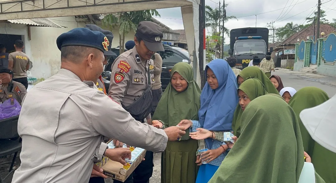 Polisi Berbagi Snack dan Susu untuk Pelajar Terdampak Erupsi Gunung Semeru