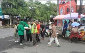Sentuhan Jumat Berkah Persit Trenggalek, Hadirkan Kepedulian untuk Tukang Becak