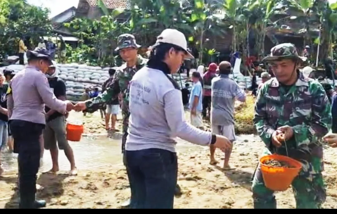 TNI-Polri dan Warga Trenggalek Bergotong Royong Perbaiki Tanggul demi Keamanan Ponpes