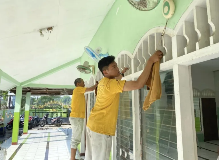 Premier Place Hotel Berbagi Kepedulian Lewat Aksi Bersih-Bersih 15 Masjid dan Mushola