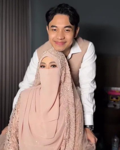 Pernikahan Fiki Naki dan Tinandrose