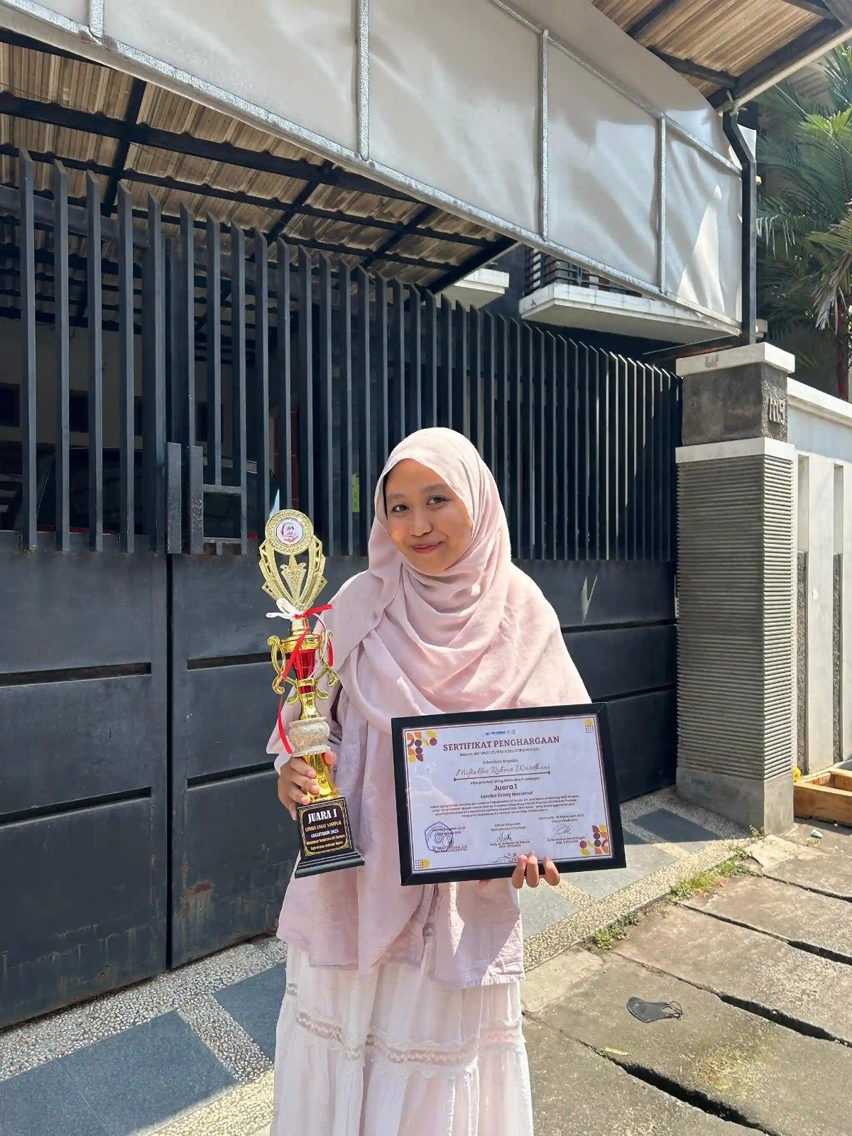 Potret Miftakhu Rahma Wardhani, yang meraih Juara 1 Lomba Essay Nasional Collutrium 2025. Rahma, mahasiswi Farmasi Angkatan 2023. (Foto: Humas Unair)