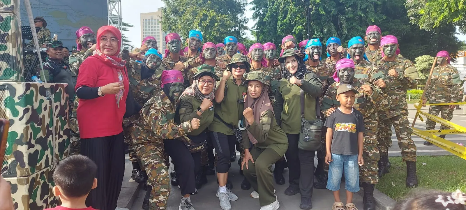 Atraksi Terjun Payung dan Napak Tilas Warnai Indonesia Marines Day di Surabaya 1 Atraksi Terjun Payung dan Napak Tilas Warnai Indonesia Marines Day di Surabaya