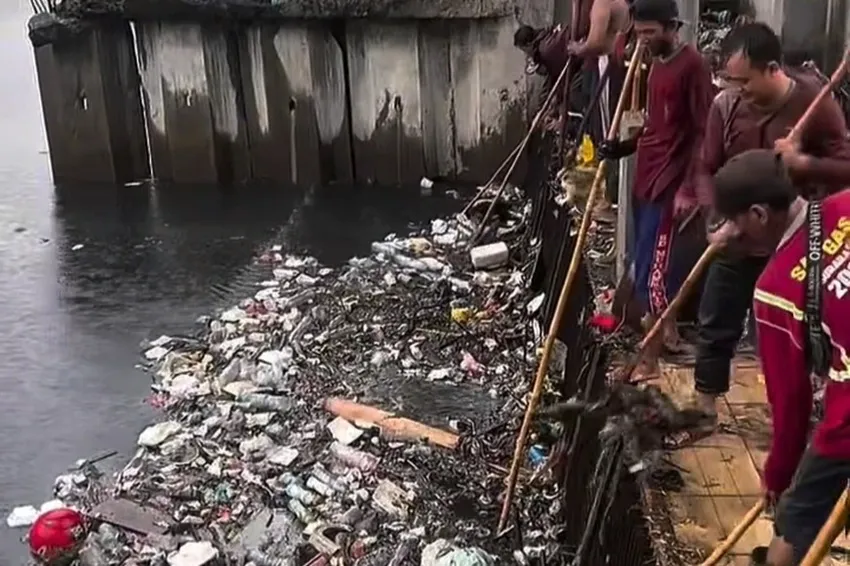 Buang Sampah ke Sungai? Siap-Siap Kena Denda Rp50 Juta!