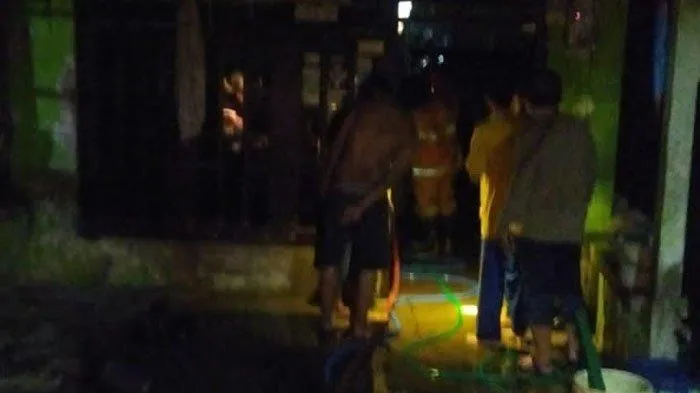 Peristiwa Kebakaran di Desa Tambakberas, Cerme, Setelah Disambar Petir 1 Peristiwa Kebakaran di Desa Tambakberas, Cerme, Setelah Disambar Petir