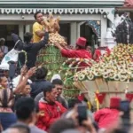 keseruan tradisi berebut gunungan hasil bumi di yogyakarta 2 169