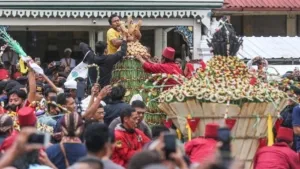 Aksi Berani Tiga Pemuda Bermain di Banjir Lahar Semeru