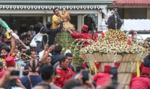 keseruan tradisi berebut gunungan hasil bumi di yogyakarta 2 169