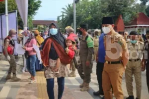 Warga Berbondong-bondong Mengikuti Operasi Pasar Murah di Alun-alun Trenggalek