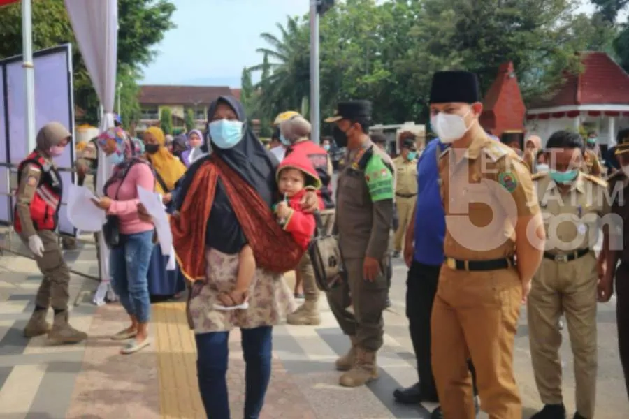 Warga Berbondong-bondong Mengikuti Operasi Pasar Murah di Alun-alun Trenggalek 1 Warga Berbondong-bondong Mengikuti Operasi Pasar Murah di Alun-alun Trenggalek
