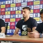 pelatih psm makassar bernando tavares di stadion gbt surabaya