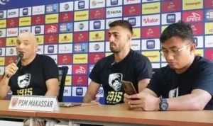 pelatih-psm-makassar-bernando-tavares-di-stadion-gbt-surabaya.jpg pelatih psm makassar bernando tavares di stadion gbt surabaya