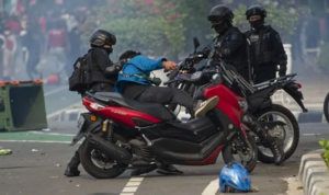 114819834 antarafoto ricuh aksi tolak uu cipta kerja jakarta 080720 app 2.jpg