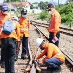 625ea319a53d4 jelang mudik perawatan dan pemeriksaan rel ka 665 374