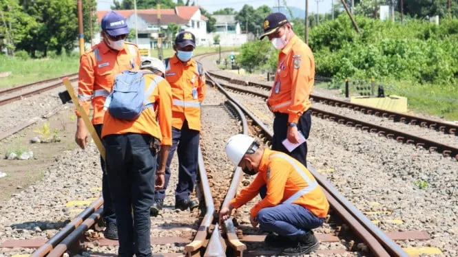 Persiapan KAI Daop 8 Surabaya Jelang Nataru 2025/2026 Lakukan Pemeriksaan Jalur