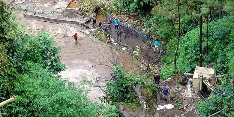 BNPB: Banjir Bandang Melanda Kawasan Wisata Guci, Tidak Ada Korban Jiwa 1 BNPB: Banjir Bandang Melanda Kawasan Wisata Guci, Tidak Ada Korban Jiwa