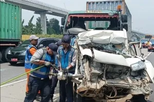 KM 12 Tol Jagorawi Mencekam, Sopir Daihatsu Gran Max Terjebak Dijepit Dua Truk