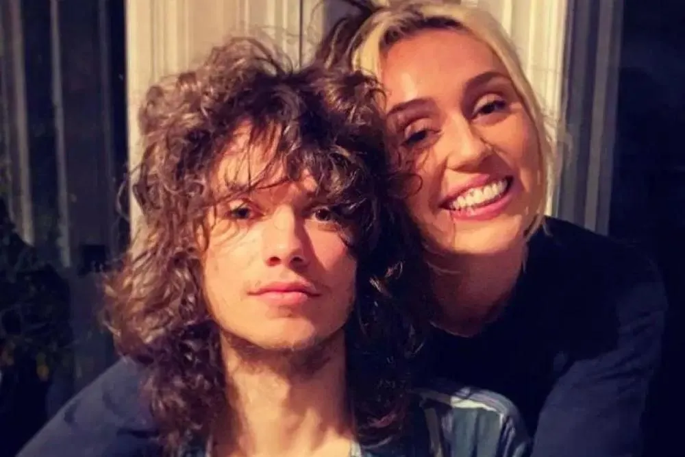 Cinta Miley Cyrus dan Maxx Morando yang baru bersemi!