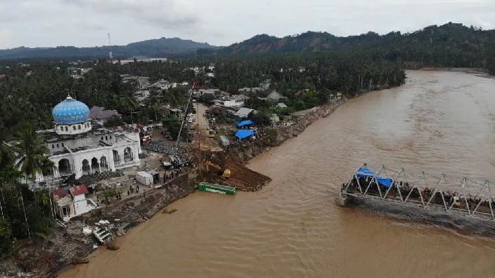 Kapolri Bersama Prabowo Tinjau Pemasangan Jembatan Bailey di Bireuen Aceh