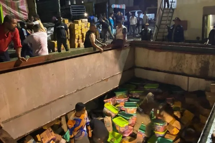 Kapal Antares Bawa 80 Ton Bantuan dan Tenaga Medis untuk Jemput 100 Pengungsi Aceh 1 Kapal Antares Bawa 80 Ton Bantuan dan Tenaga Medis untuk Jemput 100 Pengungsi Aceh