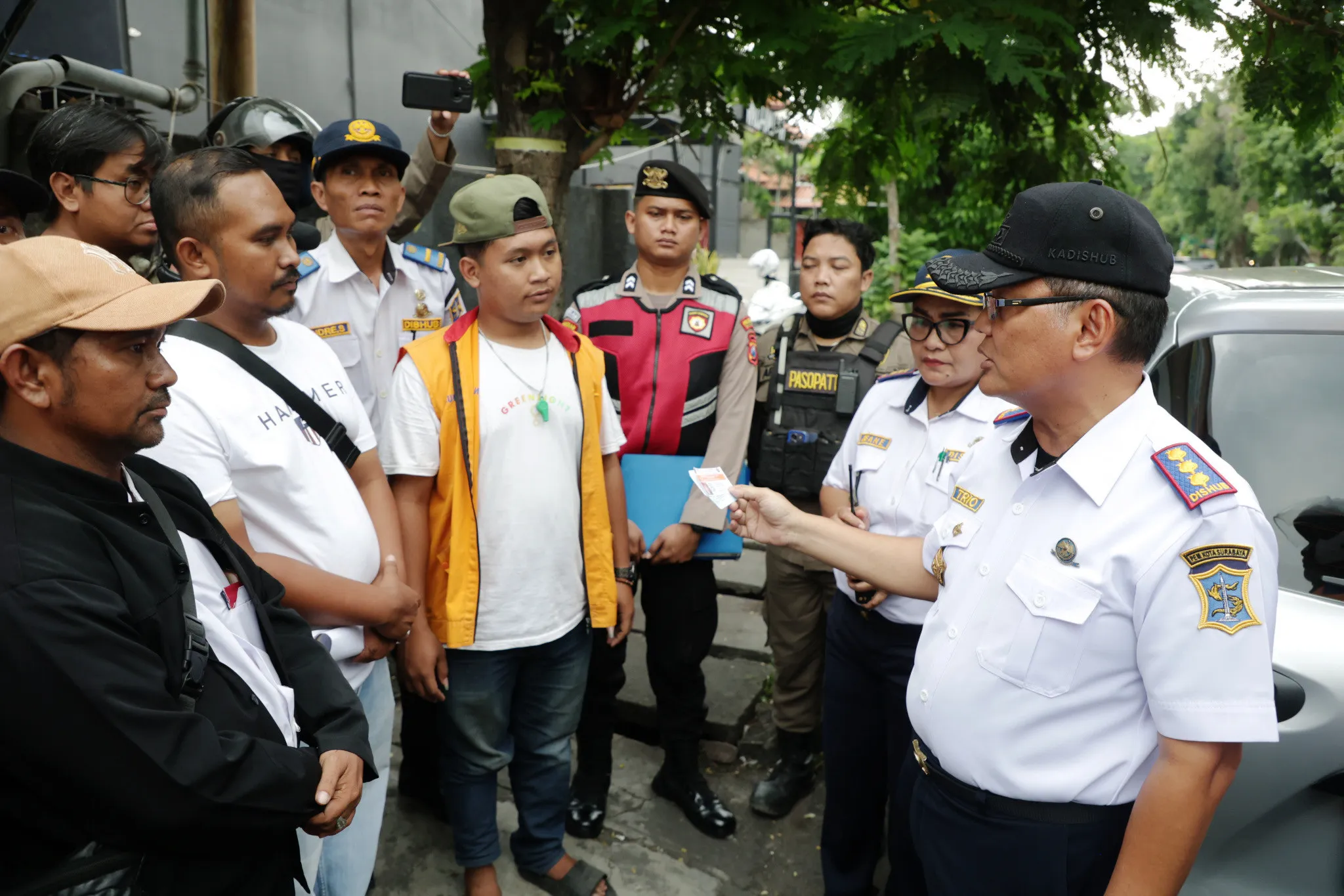 Ultimatum Dishub Surabaya: Mobil Parkir di TJU Embong Malang Langsung Ditarik